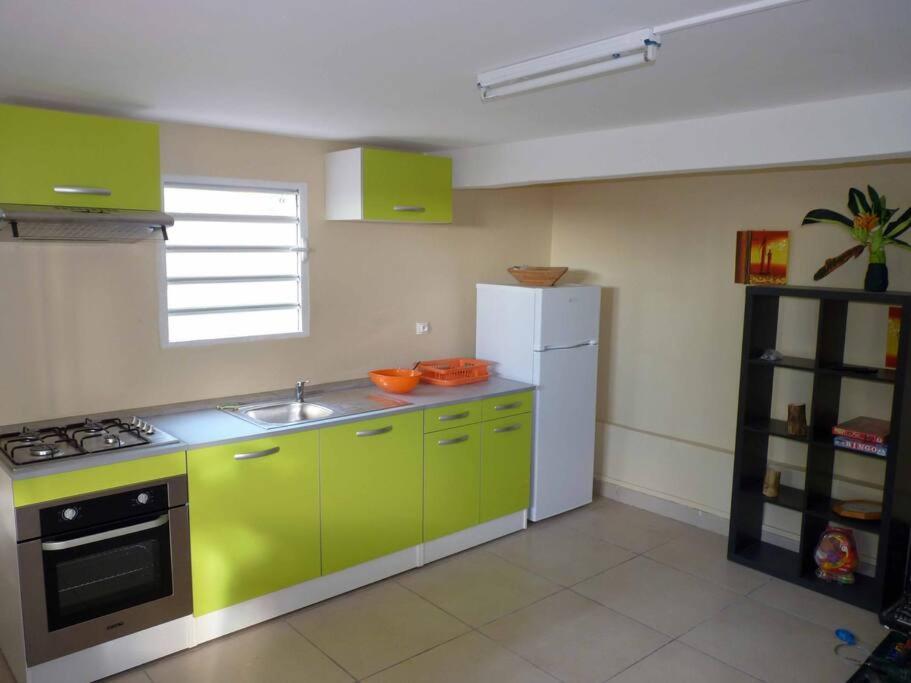 Logement Dans Un Lieu Calme Et Verdoyant A Proximite De Tout Avec Jacuzzi!!! Basse-Terre Exterior foto